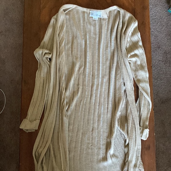 🎁Women’s sweater, tan, size small, very simple design, no closures or buttons - Picture 3 of 5